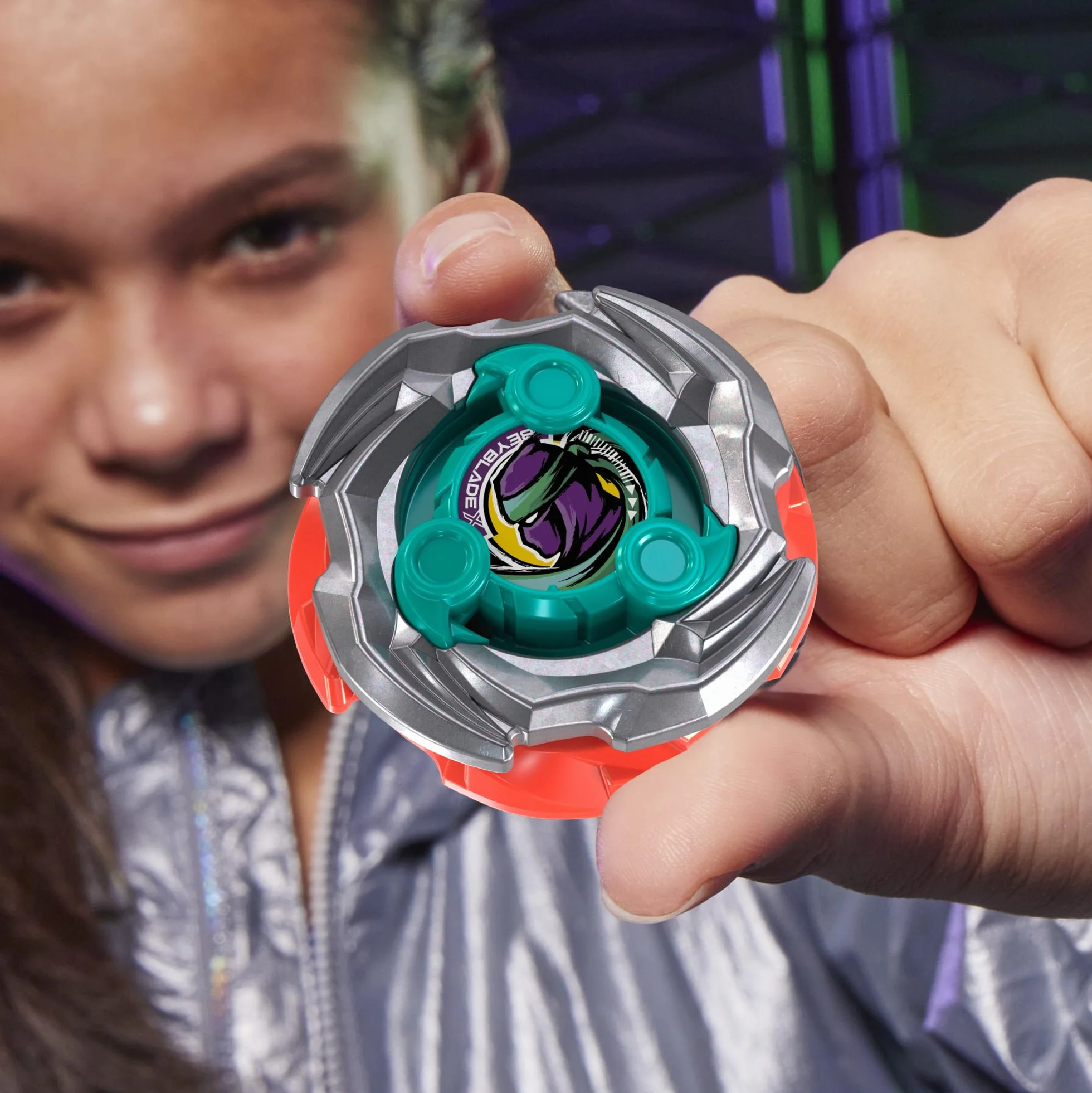 Beyblade X Set de Combat Attaque sournoise avec arène Beystadium, 2 toupies de compétition Takara Tomy à Rotation Droite, 2 lanceurs, dès 8 Ans