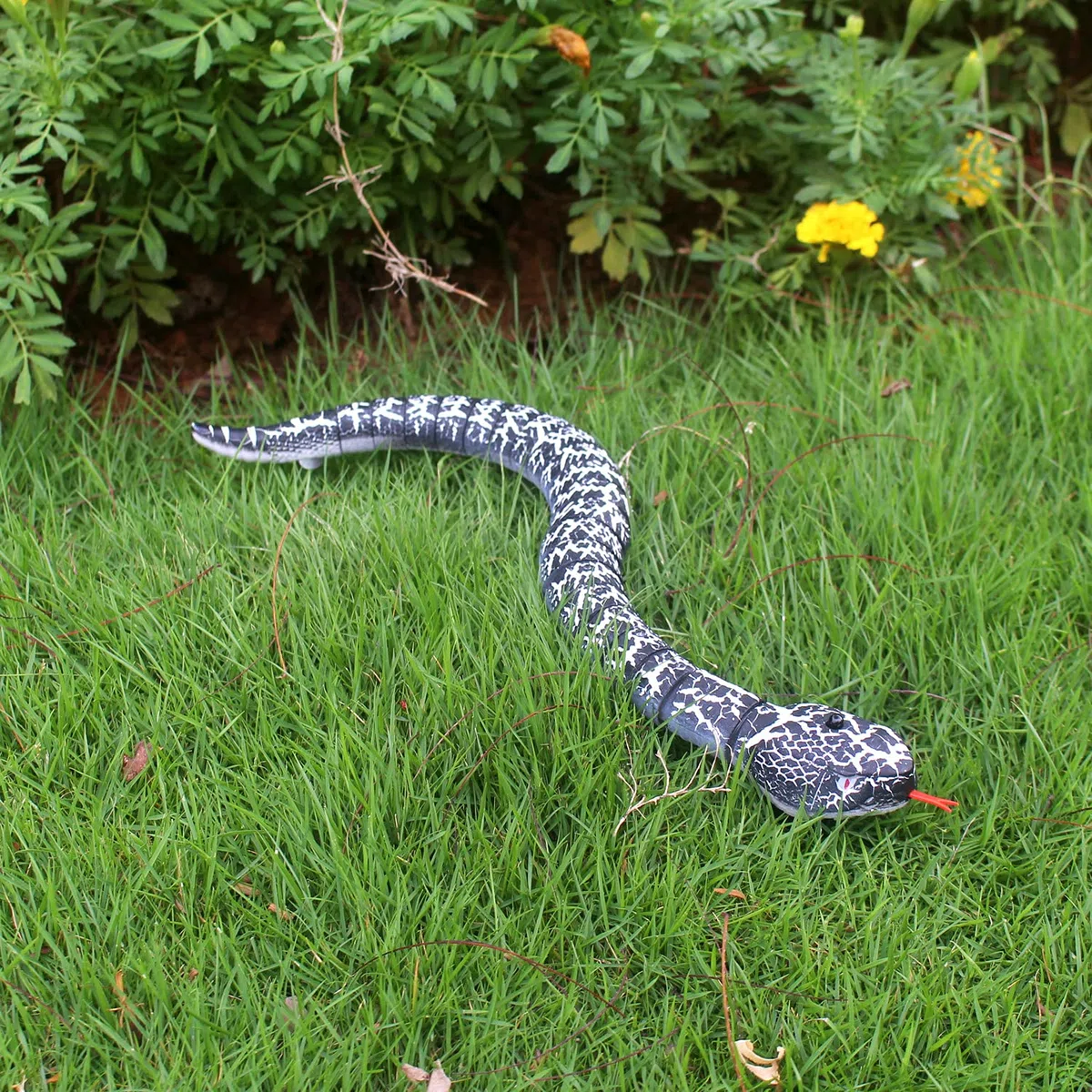 RC Snake Télécommande infrarouge Véhicule électrique Électronique Enfants Prank Scary Toy réaliste pour anniversaire, Halloween, Noël (Noir)