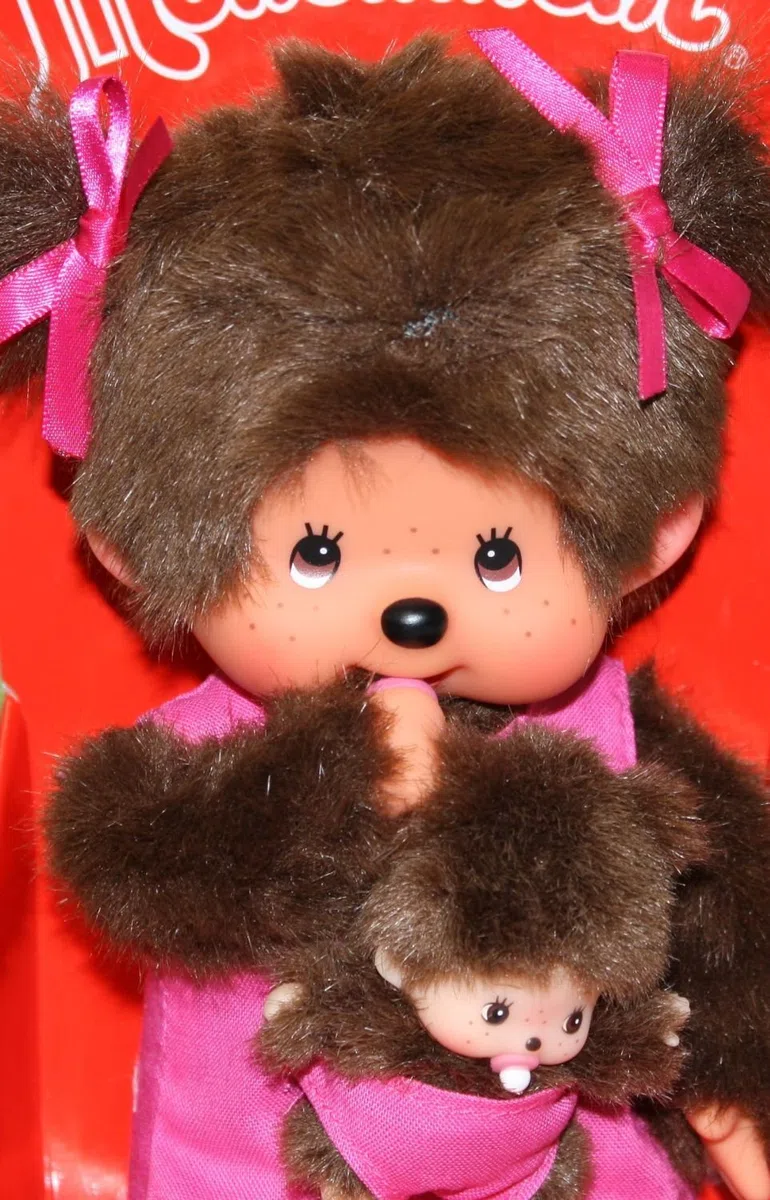 Sekiguchi 236200 - Original Monchhichi mère avec bébé, en Peluche Marron, avec Robe Rose et Noeud dans Les Cheveux, env. 20 cm