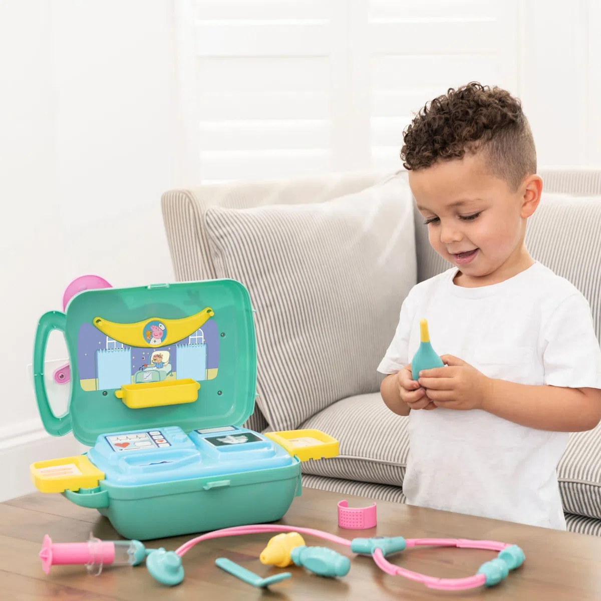 Peppa Pig's Medic Kit de Centre de Jeu | Comprend Plus de 10 Accessoires avec étui de Transport | Kit de médecin pour Enfants | Kit médical d'urgence | Jouets éducatifs pour Jeux de rôle | 3+