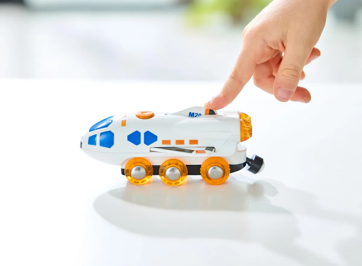 Hape Jouet Locomotive Fusée Spatiale - Jeu de Train en Bois - Jouet pour Enfant dès 3 Ans - Locomotive pour Circuit Train Bois - Compatible avec Les Circuits de Marques Traditionnelles