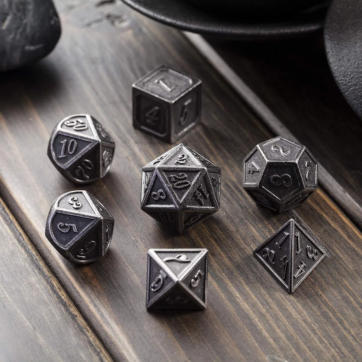 DnDnD Lot de 7 dés en métal argenté ancien DND, dés D&D en métal avec étui en métal pour Donjons et Dragons, Shadowrun, Pathfinder, Savage World et jeux de table