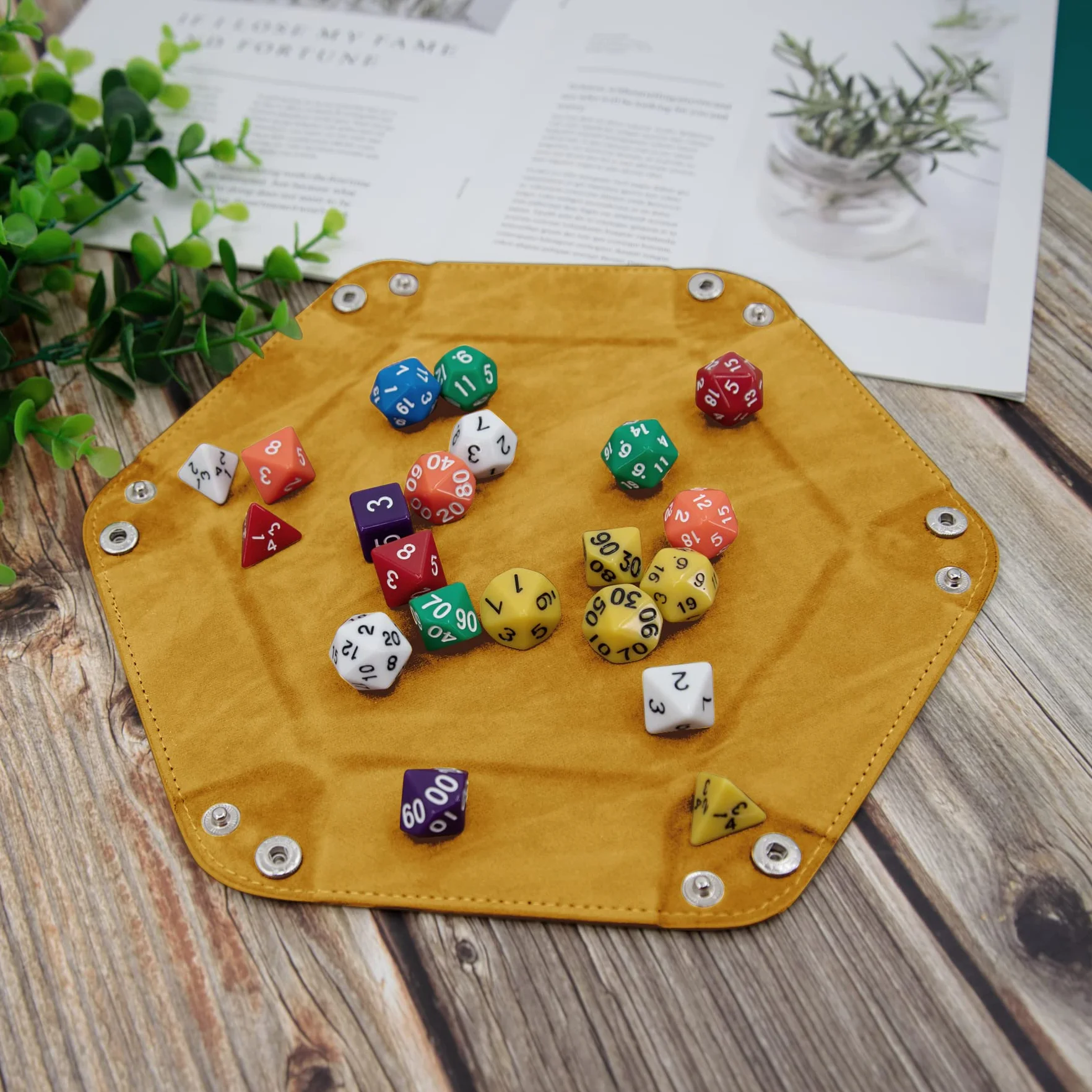 SIQUK 6 Pièces Piste de Dés Plateau de des Pliable Cuir et Velours Piste Dés Pliant pour DND RPG Jeux de Table (Rouge, Bleu, Violet, Noir, Vert, Jaune)