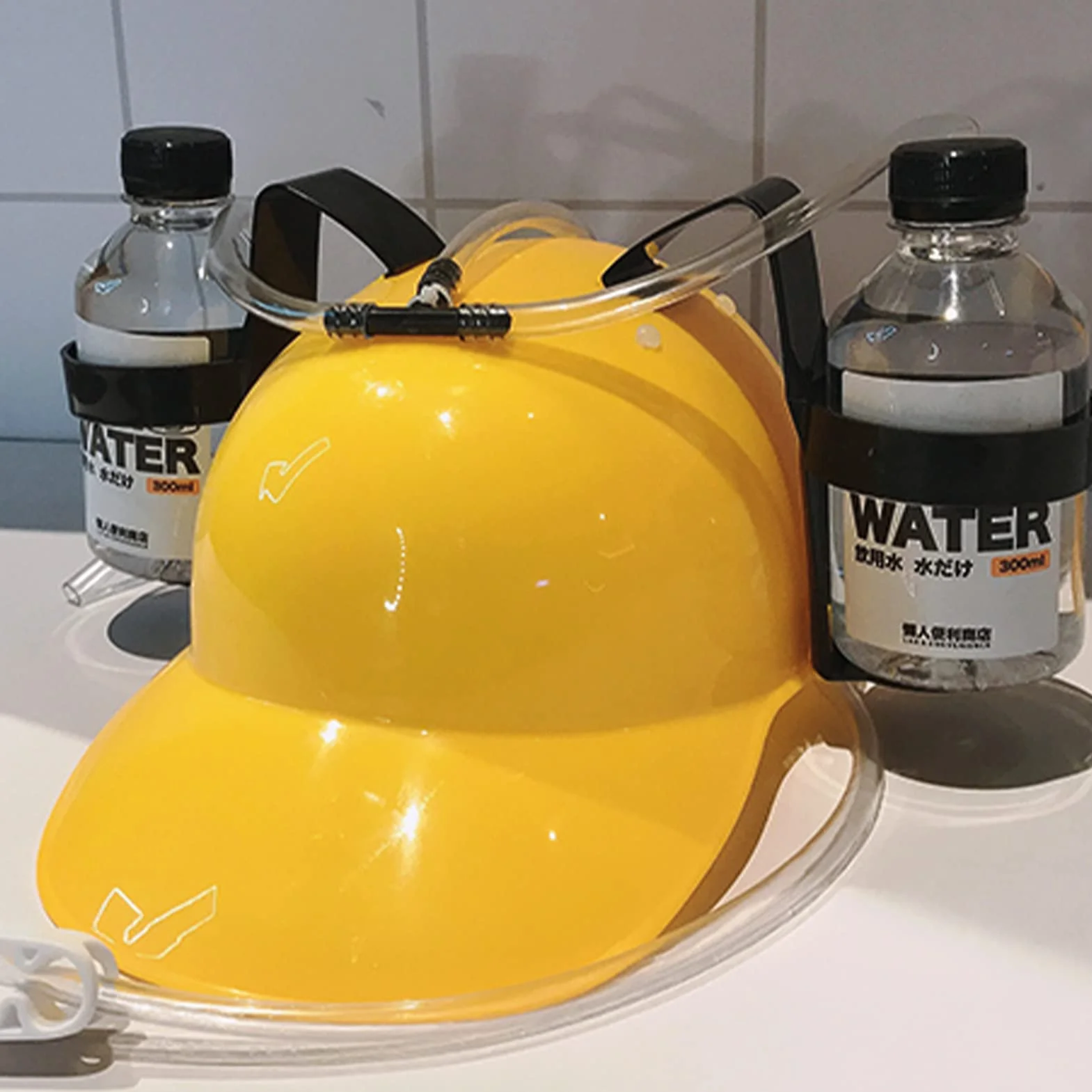 Jauhmui Casque de fête à bière, casque avec tuyau, casque de construction, porte-gobelet, porte-bière, avec 2 porte-canettes et tuyau d'hydratation, article de fête amusant, unisexe, cadeau pour la