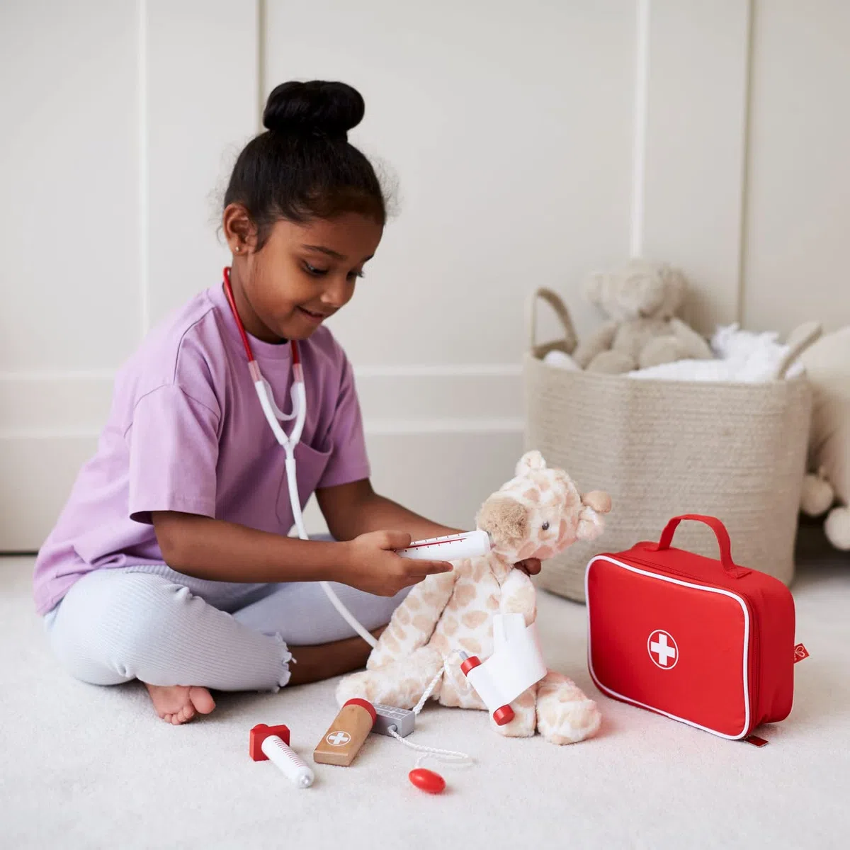 Jouet Hape Malette Docteur Enfant - Trousse de Docteur Complète avec Ses Six Accessoires de Médecine - Jeu de Role et d'Imitation pour Enfants Entre 2 et 4 Ans