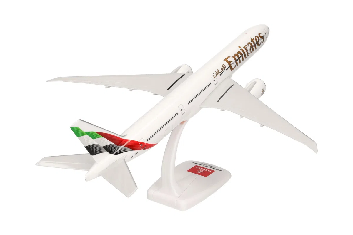 Herpa modèle d’Avion Snap-Fit Emirates Boeing 777-300ER - Nouvelles Couleurs 2023, Miniature à l’échelle 1:200, pièce de Collection, modèle avec Support, Plastique