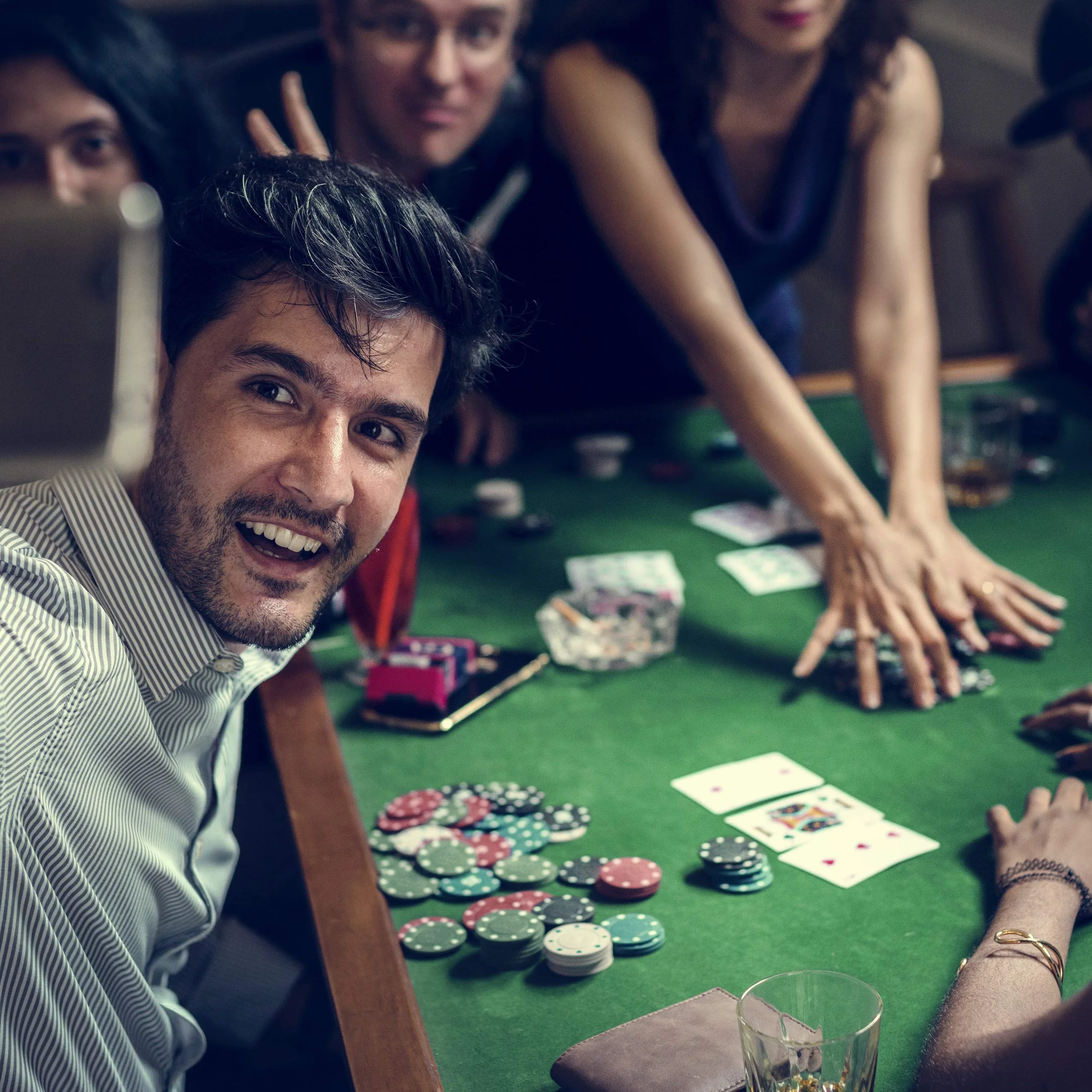 Relaxdays Jeu de poker pro Avec 200 jetons de poker, 2 jeux de cartes, jeton de donneur, jetons blinds, ambiance casino, instructions de jeu (langue française non garantie)