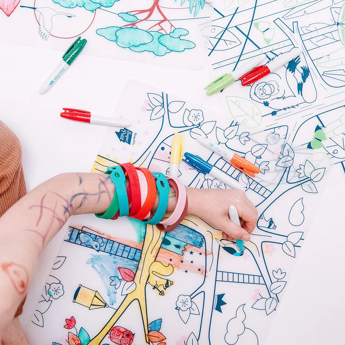SUPER PETIT - Jeu éducatif - Set De Table éducatif - coloriage réutilisable - Arbre Magique - 5 Feutres Et Bracelet Fournis - Facile à Nettoyer - Réutilisable - Antibactérien - À Partir De 3 Ans