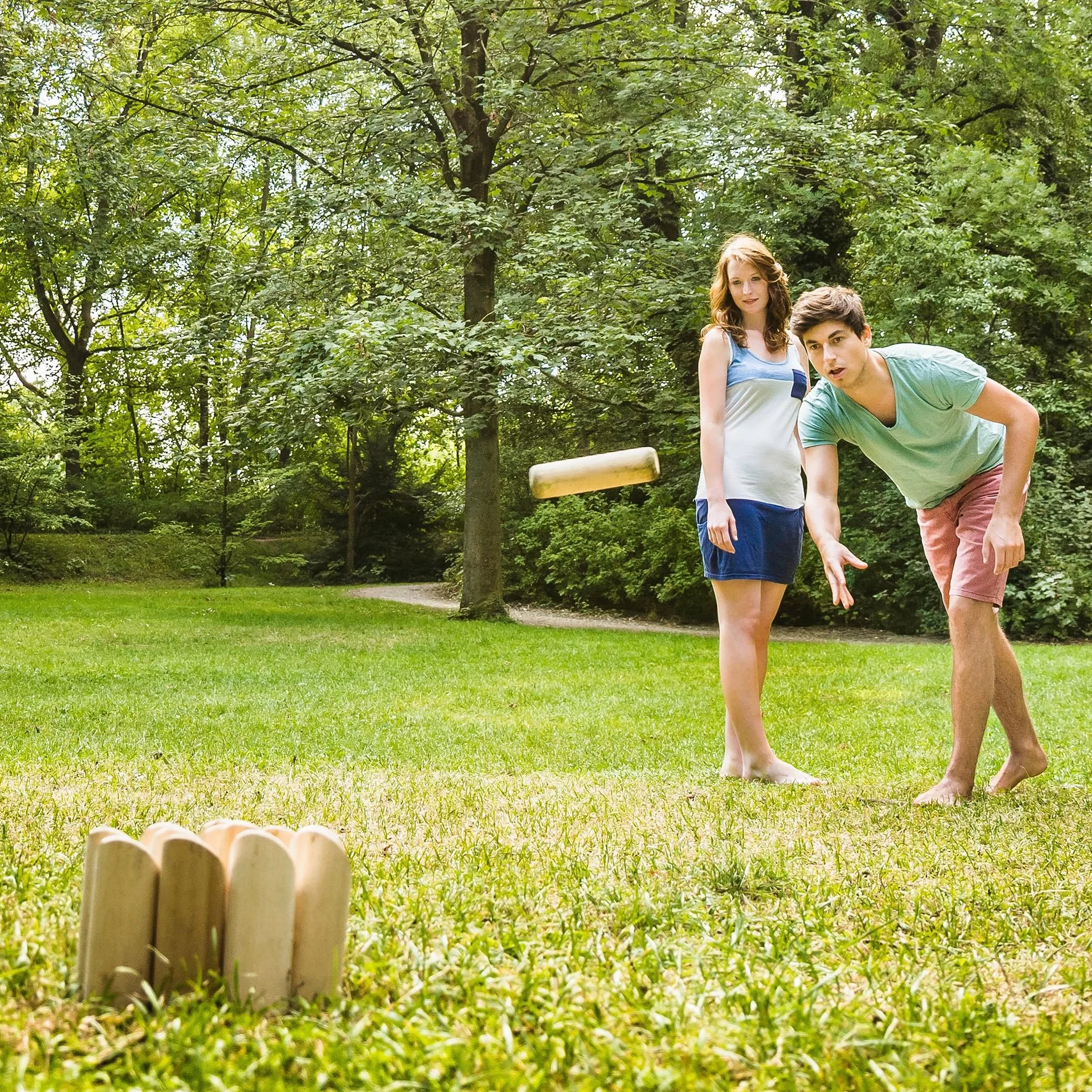 SPORTNOW Jeu de quilles finlandaises, Jeu de Plein air en Bois de pin 12 quilles, 1 bâton et 1 boîte de Transport, Jeux de Plein air pour Adultes, Jardin, Pique-Nique, Plage, fête, Effet Bois Naturel